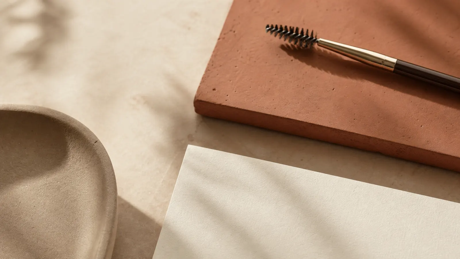 Kosmetisches Detail in Terracotta und Creme